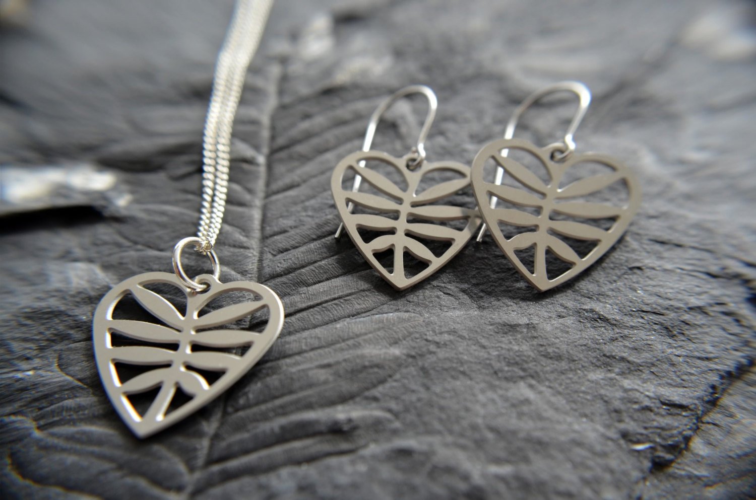 💛 Boucles d'Oreilles Cœur Ajouré en Acier Inoxydable