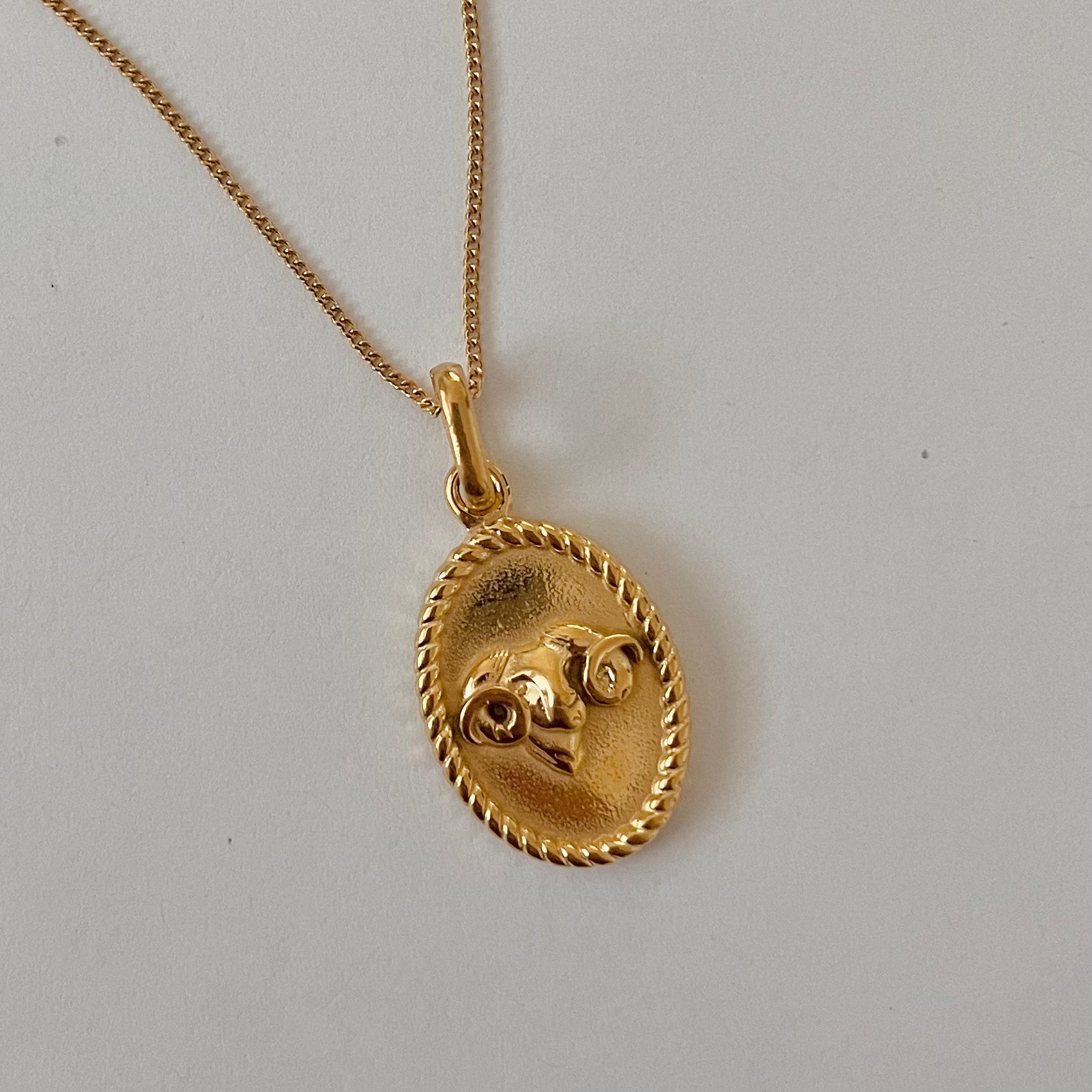 ♈ Collier Signe Astrologique Doré — Acier Recyclé Plaqué Or, Fait au Canada