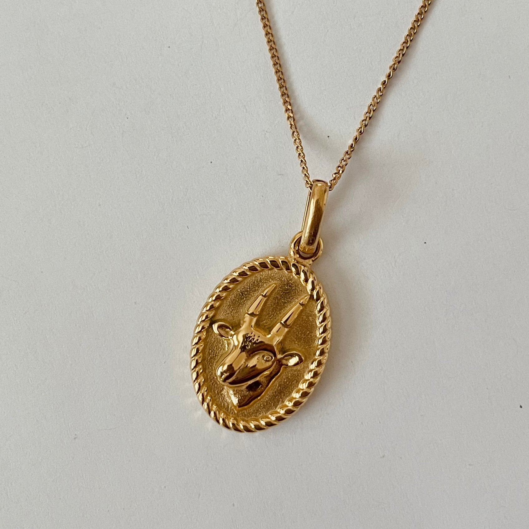 ♈ Collier Signe Astrologique Doré — Acier Recyclé Plaqué Or, Fait au Canada