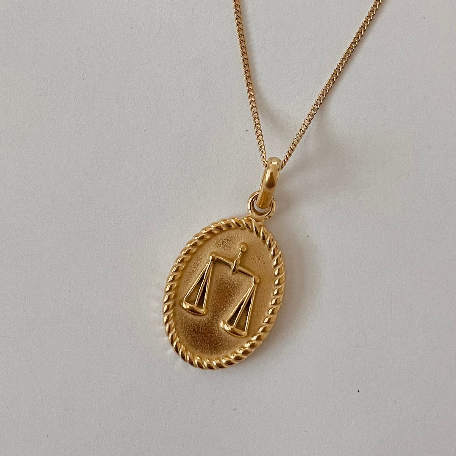 ♈ Collier Signe Astrologique Doré — Acier Recyclé Plaqué Or, Fait au Canada